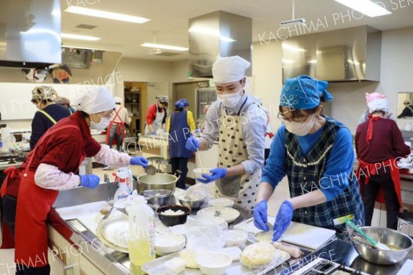 北海道米を用いた料理に挑戦する参加者ら