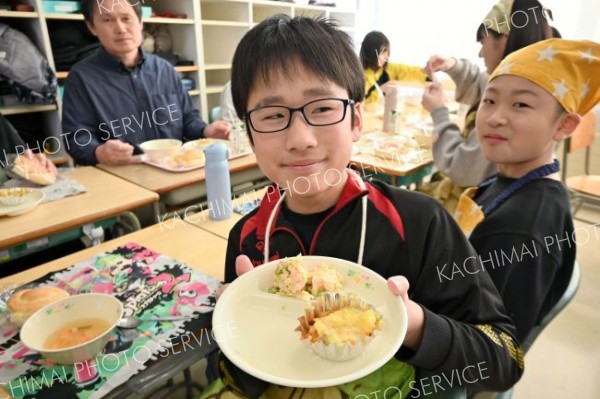 芽室で児童が育てたジャガイモ使った「がぶり給食」提供