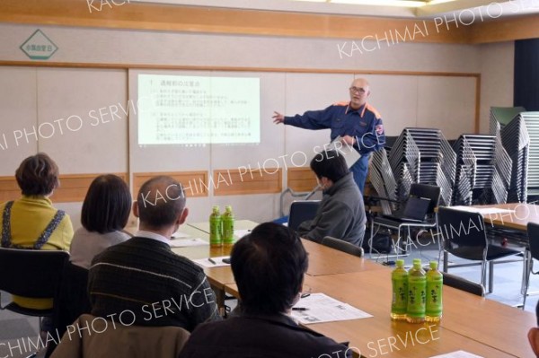 １１９番の正しいかけ方などについて学ぶ参加者