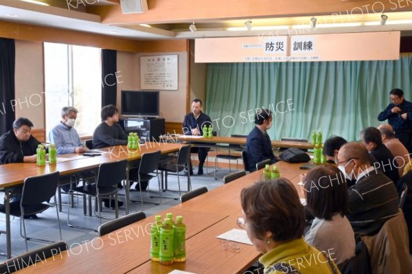 地震発生時の行動について意見交換した参加者