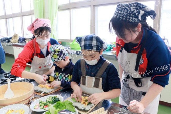 恵方巻き作り「キンボール」を楽しむ　あつまれ！大樹っ子