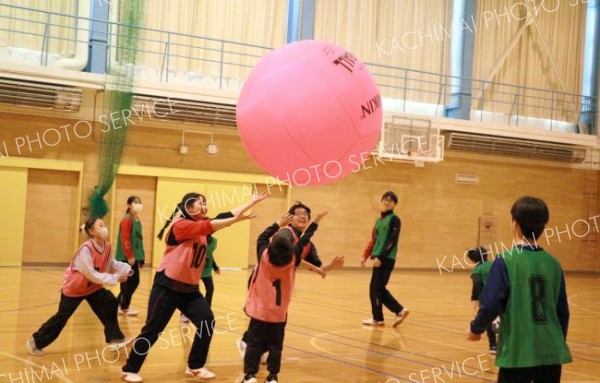 キンボールを楽しむ子どもたち