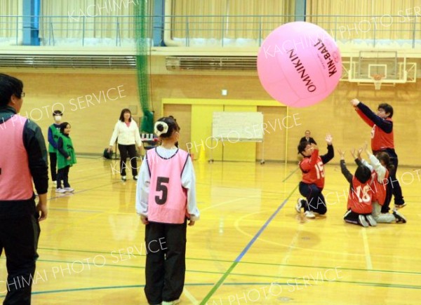 恵方巻き作り「キンボール」を楽しむ　あつまれ！大樹っ子 4