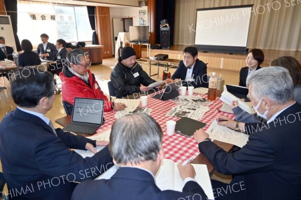 災害対応などについて意見を交わす町議と住民