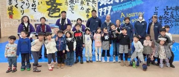 餅つき体験会に参加した町内の幼児や小学生