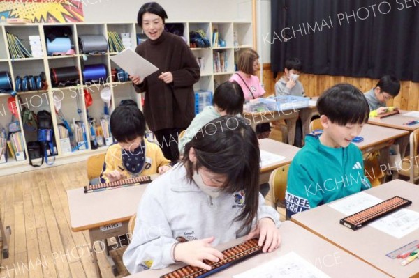 「願いましては…」児童がそろばんに挑戦　大樹小で特別授業