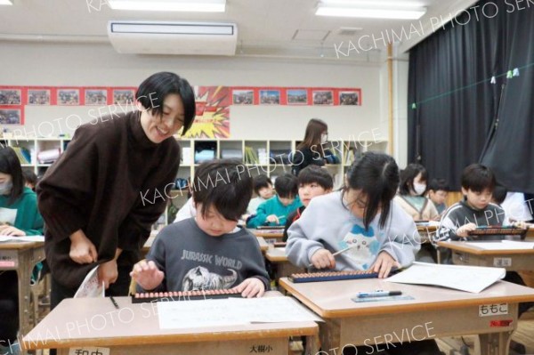 そろばんの授業に集中する子どもたち