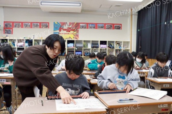 そろばんの授業に集中する子どもたち