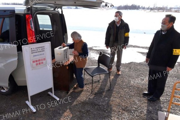 移動期日前投票所を利用する大樹町の有権者