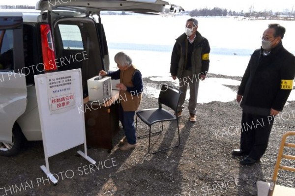移動期日前投票所を利用する大樹町の有権者