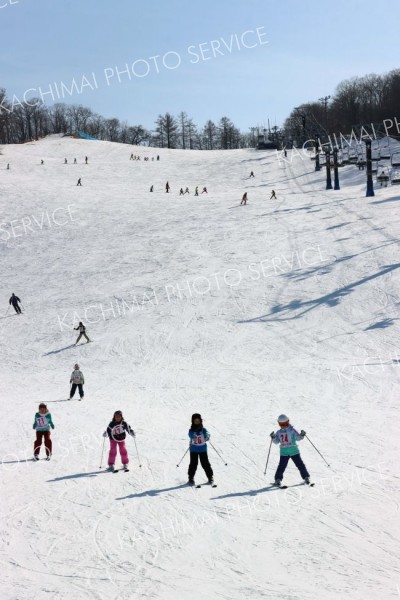 雪の感触を確かめながら初滑りを楽しむスキーヤー