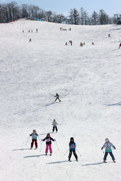 雪の感触を確かめながら初滑りを楽しむスキーヤー