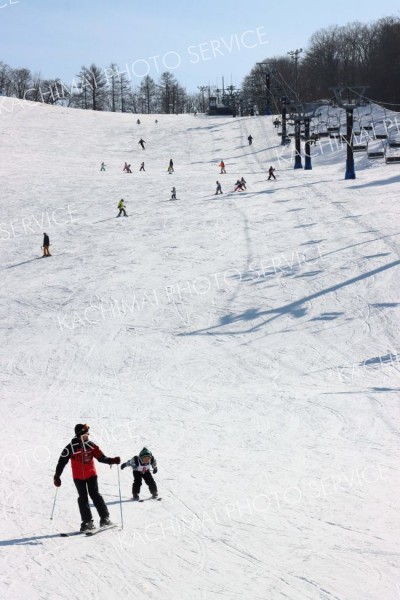 雪の感触を確かめながら初滑りを楽しむスキーヤー