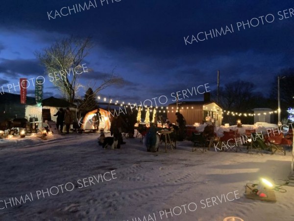 アイスキャンドル約９０個とキャンドルランタン約５０基が会場を幻想的な光で包んみこんだ