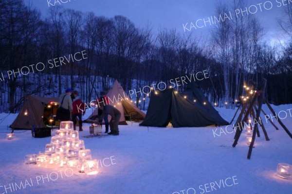 アイスキャンドル約９０個とキャンドルランタン約５０基が会場を幻想的な光で包んみこんだ