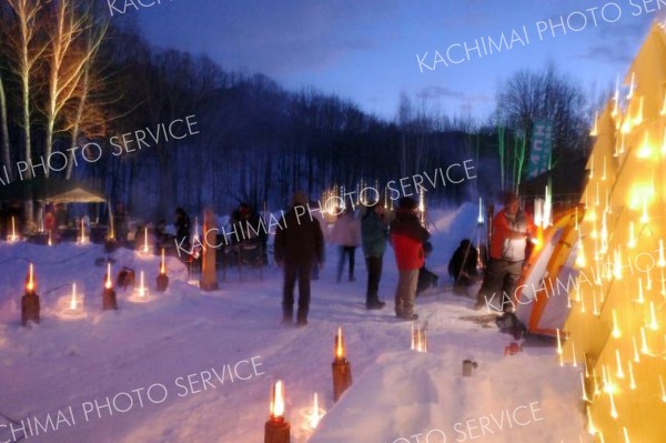 アイスキャンドル約９０個とキャンドルランタン約５０基が会場を幻想的な光で包んみこんだ