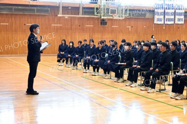 注意事項などを伝える進路指導部長