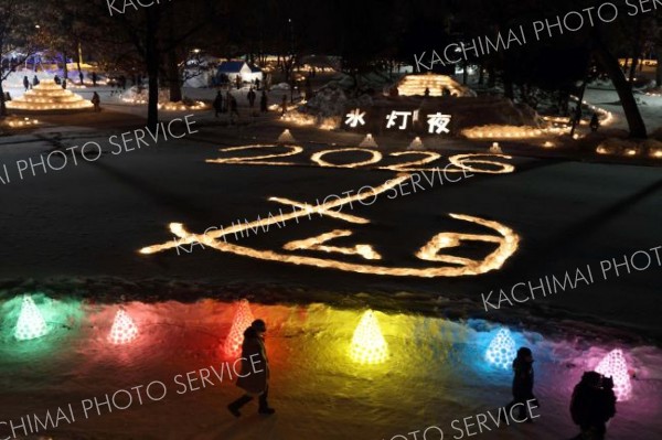 氷灯夜約３０００個のアイスキャンドルが会場を照らす　芽室