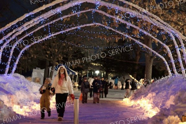 キャンドルや光のトンネルが会場を照らした（助川かおる通信員撮影）