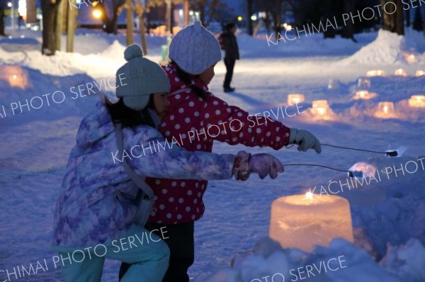 キャンドルに火をともす子どもたち（助川かおる通信員撮影）