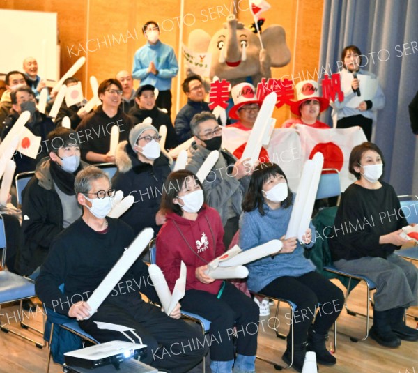 高木選手の勇姿を見守る親族たち（１０日、塩原真撮影）