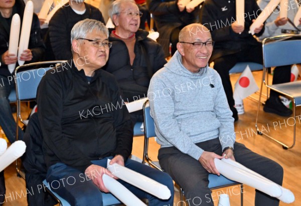 高木選手の勇姿に笑顔を浮かべる幕別町の飯田晴義町長（右）と高木選手の恩師、東出さん（１０日、塩原真撮影）