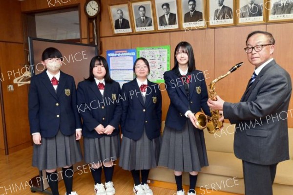 法人会本別が本別高校にサックス寄贈