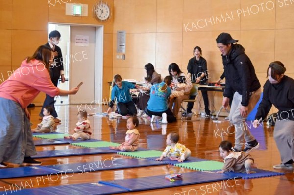 赤ちゃんたちが「わくわくハイハイレース」　家族の声援を浴びてゴール　２４組参加