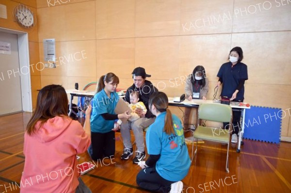 足形取りする赤ちゃん