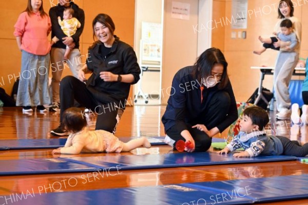 スタッフも声援する赤ちゃんレース