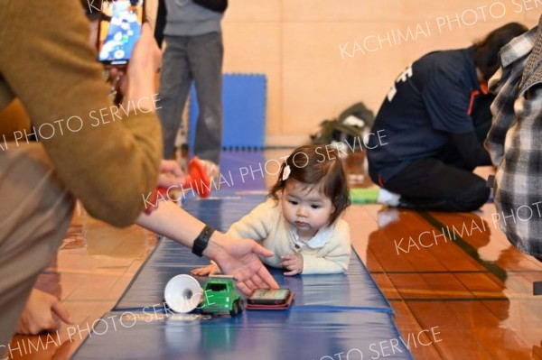 好きなおもちゃに向けてレースする赤ちゃん