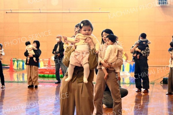 ウォーミングアップする親子