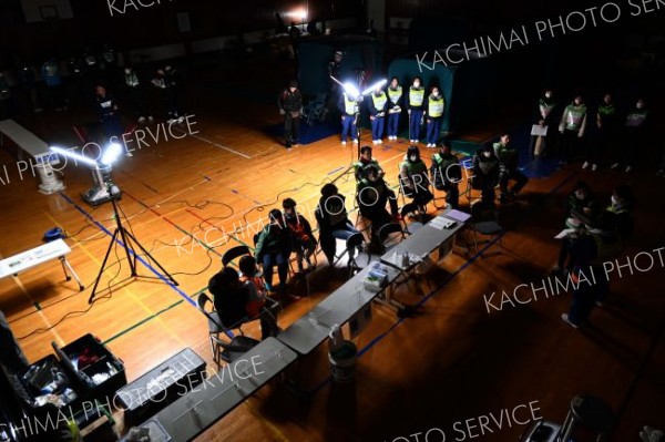 体育館で避難時の研修を受ける参加者ら