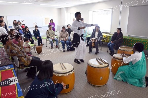 「世界の話を聞いてみよう」の企画では、打楽器を通じてコミュニケーションをとる「ドラムサークル」などを行い、盛り上がった