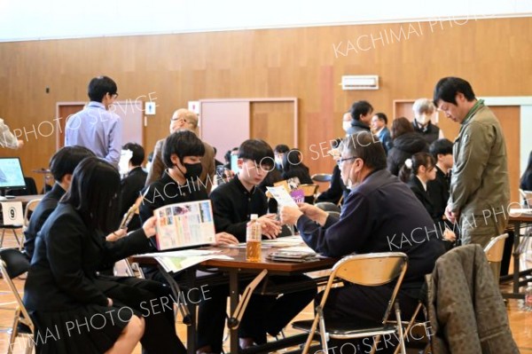 資料を手に説明に耳を傾ける生徒たち