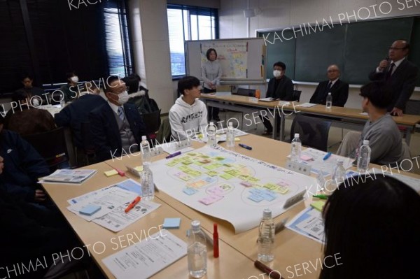 「夜道暗い」「バスの本数も金額も困難」　帯広市議会、住みたいまちへ大谷短大生と意見交換 2