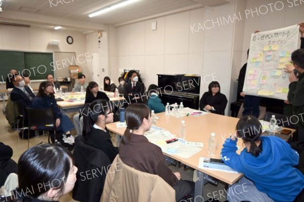 「夜道暗い」「バスの本数も金額も困難」　帯広市議会、住みたいまちへ大谷短大生と意見交換 3