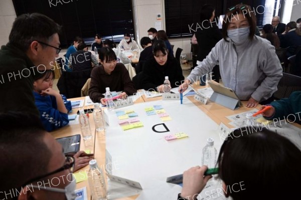 「住みやすい街は」などテーマを決め意見交換する議員と学生ら