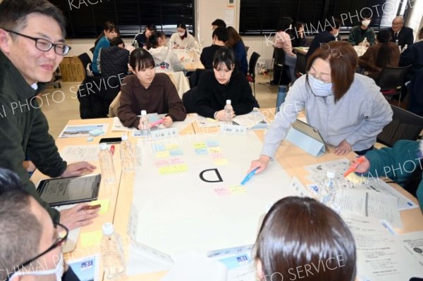 「住みやすい街は」などテーマを決め意見交換する議員と学生ら