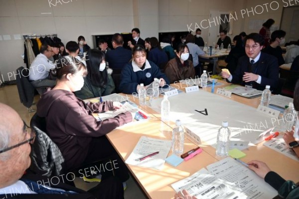 「住みやすい街は」などテーマを決め意見交換する議員と学生ら