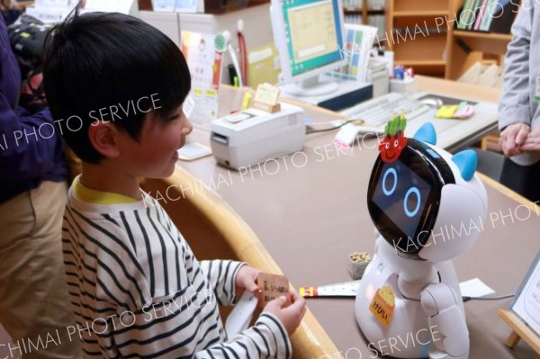 カウンターの小型ロボット「ケビー」が人気者に　芽室図書館