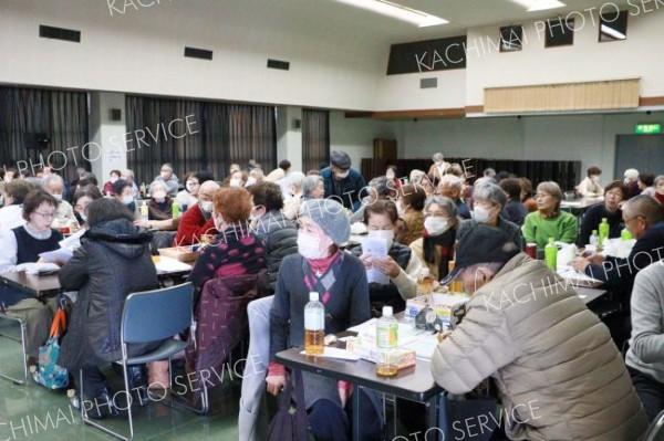 多彩な演目を楽しみながら、歓談する参加者ら