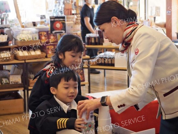 ドリンクサービスを体験する子どもたち