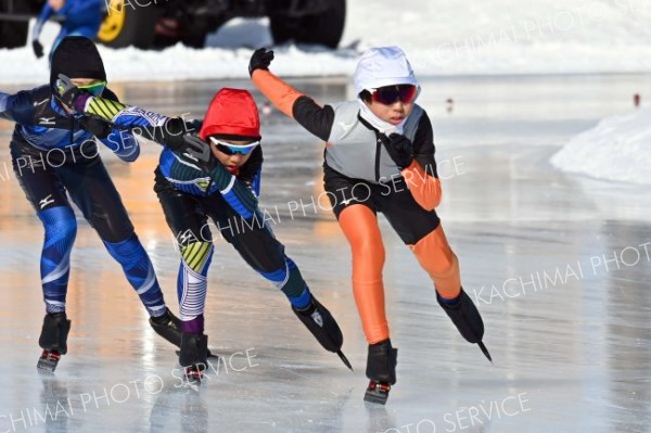５６人が氷上を滑走　更別でスケート大会