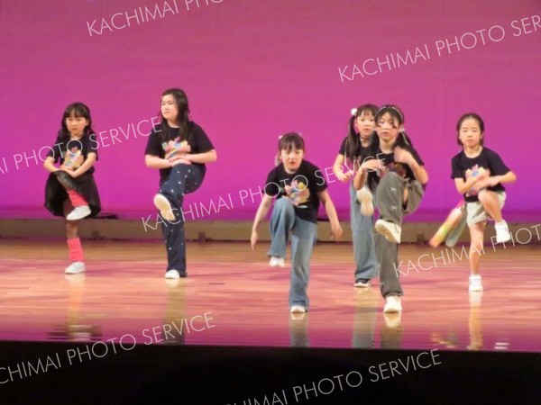 児童らヒップホップで１５０人魅了　中札内「レプ」が発表会