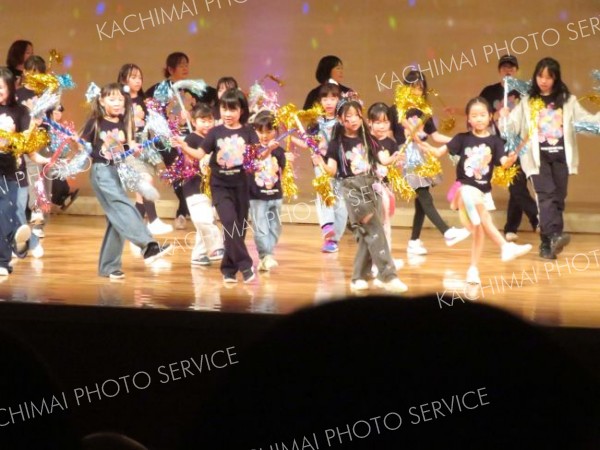躍動的で切れのあるダンスを披露する子どもら