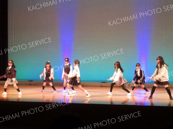 躍動的で切れのあるダンスを披露する子どもら