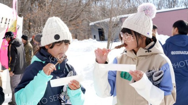 地元食材を使った料理に舌鼓。牛串やポトフ、ポタージュスープなど多彩なグルメが参加者の体を温めた