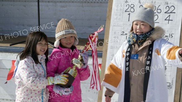優勝チームには、川股委員長から記念のトロフィーが贈られた。ほかにもリーダー賞やファッション賞、ＭＶＰなどが設けられ、参加者の活躍をたたえた