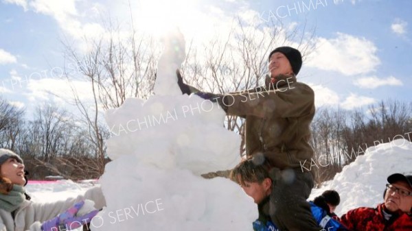 雪を積み上げて高さを競うスノータワ―づくり。優勝チームは約２メートル４０センチを超えるタワーを完成させた
